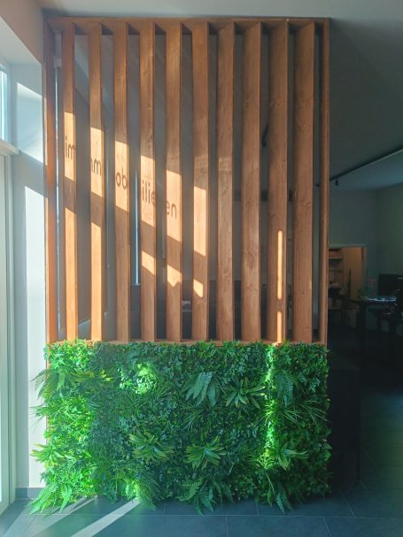 Tennwand aus echtem Holz im Büro