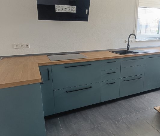 neue IKEA Küche im leuchtenden Farbton